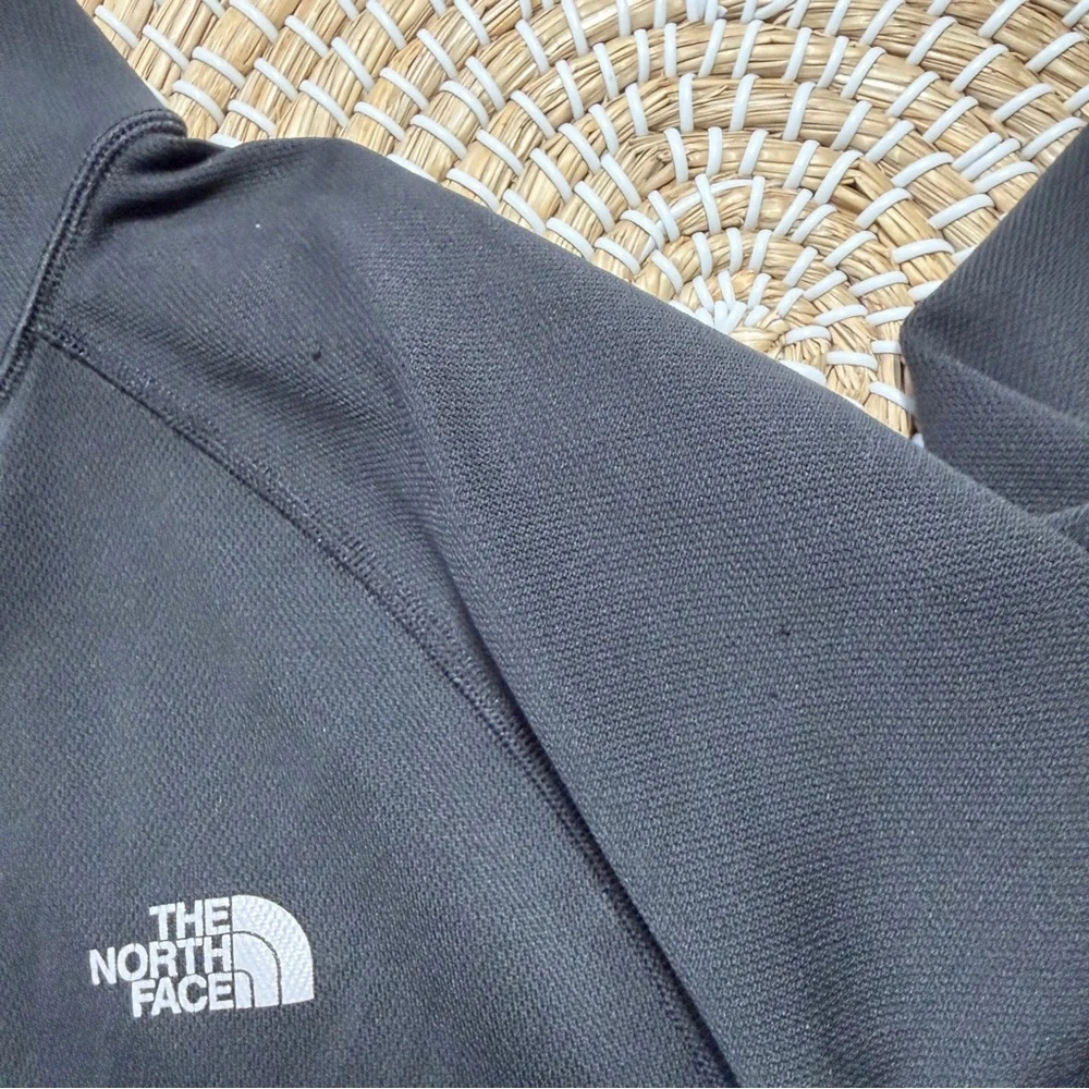 The North Face Men’s Winter Warm Essential Mock 1/4 Zip Shirt in Black M